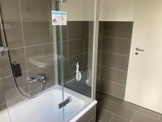 ** Großzügige 2-Zi-Wohnung mit Loggia sucht nach Modernisierung einen neuen Bewohner ** - Photo 1