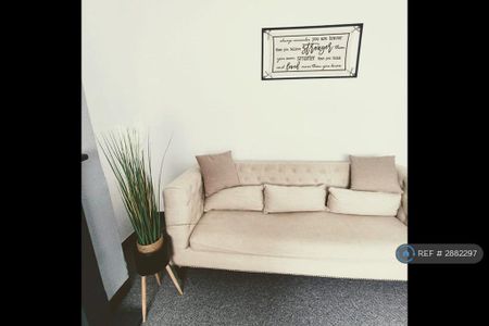 1 bedroom in a house share to rent - Photo 2