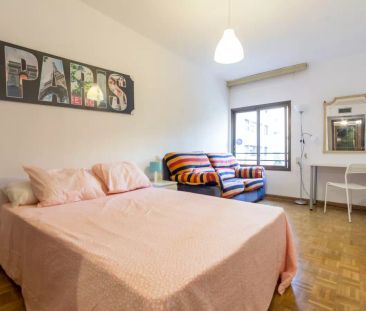 Double bed in Room in a shared 6-bedroom apartment for rent in Ciut... - Photo 4