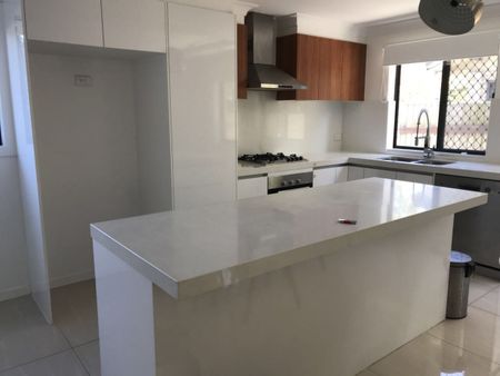 Fully furnished room with Queen size bed and ducted air condition in a good location of Sunnybank - Photo 3