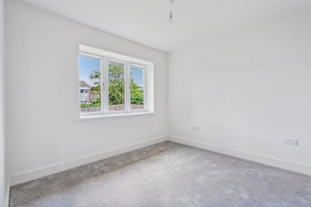 4 bedroom detached house to rent - Photo 3