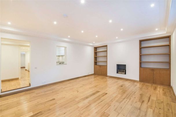 A spacious one bedroom apartment located on a wonderful garden square in South Kensington. - Photo 1