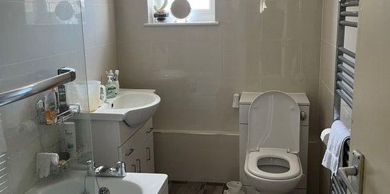 1 bedroom in a flat share to rent - Photo 3