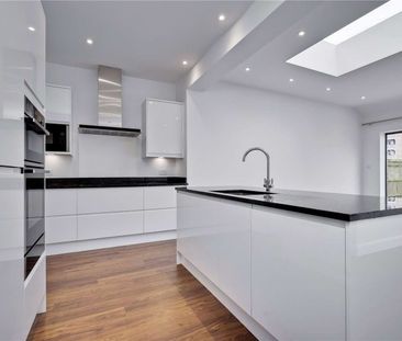 A refurbished four-bedroom family home in excellent proximity to lo... - Photo 4