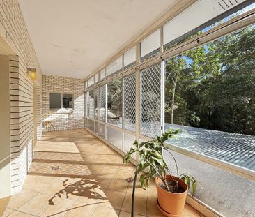 Spacious Family Home in Leafy Cul-De-Sac, with Pool! - Photo 6