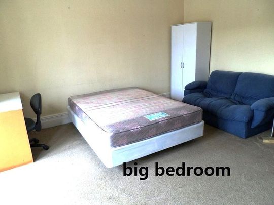 The bedrooms at a student house on George street - Photo 1