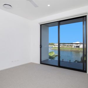 Water Front Townhome in Hope Island - Photo 3