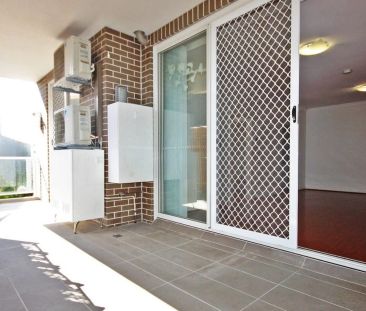 Spacious Modern Apartment 2 Beds + Study | As 3 beds - Photo 4