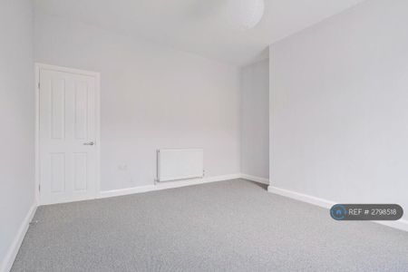 3 bedroom end of terrace house to rent - Photo 2