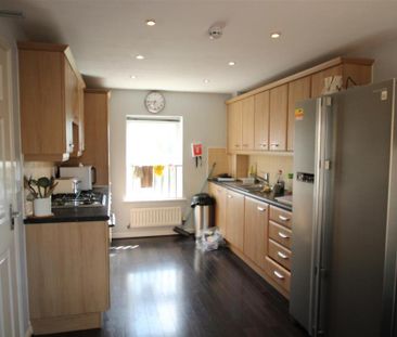 1 bedroom in a house share to rent - Photo 2