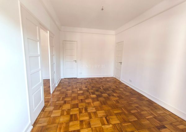 T3+1(com sala dupla) a estrear depois de remodelado, imóvel com excelente localização na Av. Roma com duas grandes varandas