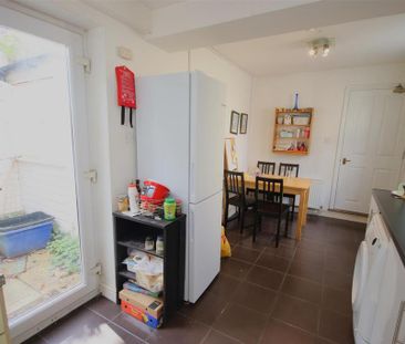 1 bedroom in a house share to rent - Photo 4