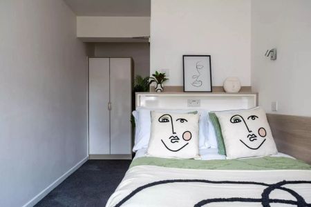 Silver Non Ensuite – Large - Photo 3
