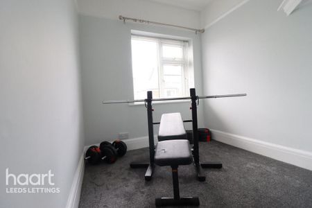 4 bedroom semi-detached house to rent - Photo 2