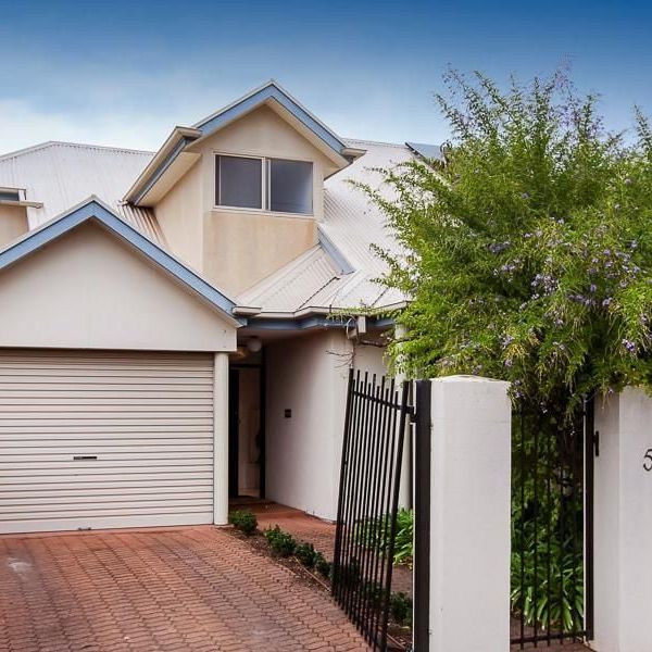 Location & Lifestyle 3 bedroom townhouse in stunning Goodwood - Photo 1