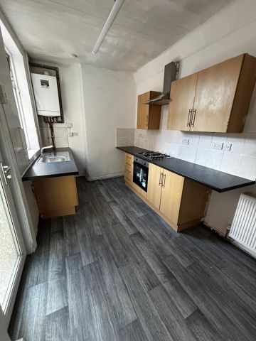 3 Bed Terraced House, New Cross Street, M5 - Photo 4