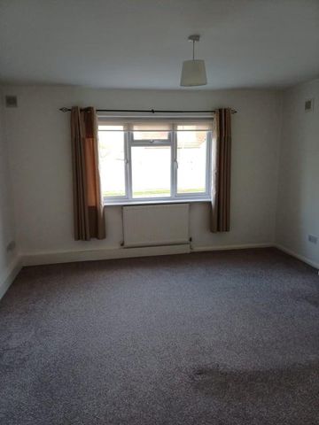 4 bedroom semi-detached house to rent - Photo 2