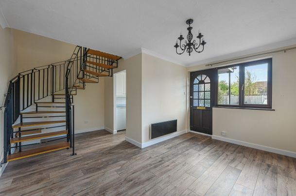 One-Bedroom End of Terrace House - Photo 1