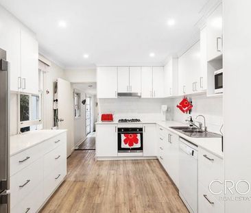 Character Filled Terrace With Enclosed Garden – Partially Furnished - Photo 5