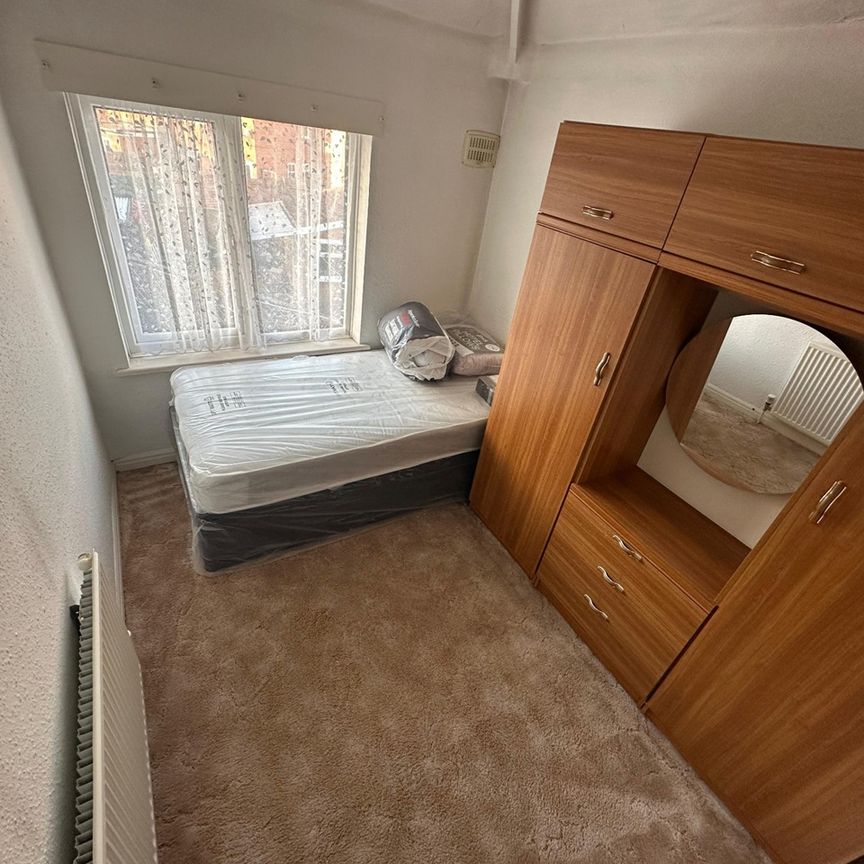 Room in a Shared House, Fox Green Crescent, B27 - Photo 1