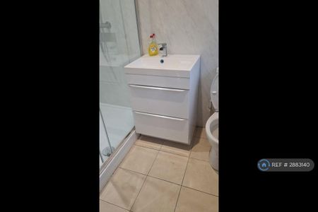 1 bedroom in a house share to rent - Photo 4