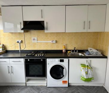 3 bedroom flat to rent - Photo 6