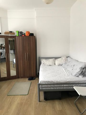Studio Flat, Sheldon Road, NW2 - Photo 2