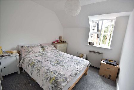 A wonderful top floor two bedroom flat - Photo 5