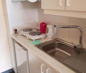 Gemeubelde studio op het gelijkvloers - Photo 1