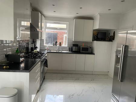 1 bedroom in a house share to rent - Photo 4