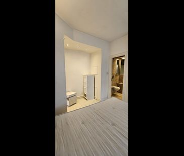 2 Bed Flat, Quayside House, E14 - Photo 4