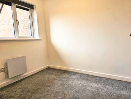 2 bedroom mid-terrace to rent Summertrees Court, Ashley - Photo 2