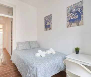 Room for rent in 3-bedroom apartment in Arroios - Photo 2