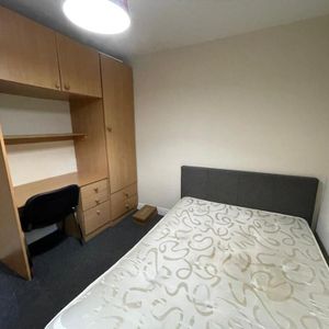 1 bedroom in a flat share to rent - Photo 2