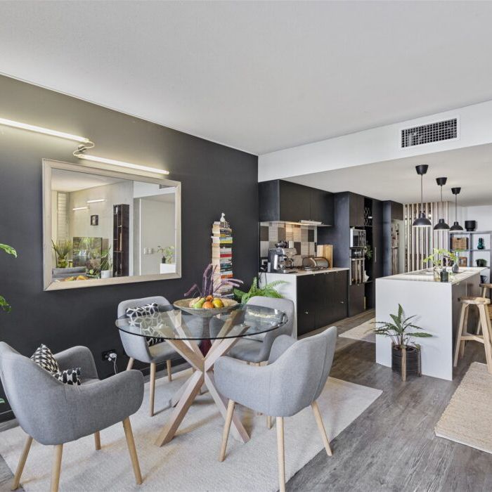 Large 2 bedroom furnished apartment - Photo 1