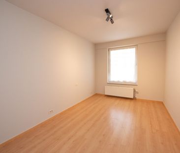 Centraal gelegen, gelijkvloers appartement met 1 slaapkamer en garage. - Foto 2
