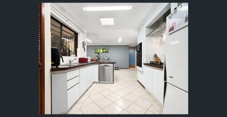 Comfortable & Convenient Family Home in the Heart of Dudley Park! - Photo 2