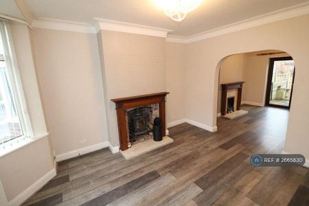 5 bedroom semi-detached house to rent - Photo 4