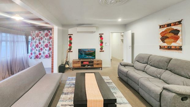 Spacious 6-Bedroom Home for Rent in Hornby - partially furnished if required - Photo 1