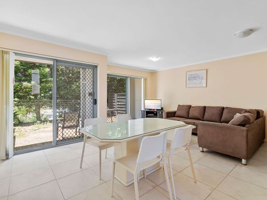 Modern Split-Level Townhouse in Prime Robina Location - Ideal for Students - Photo 1