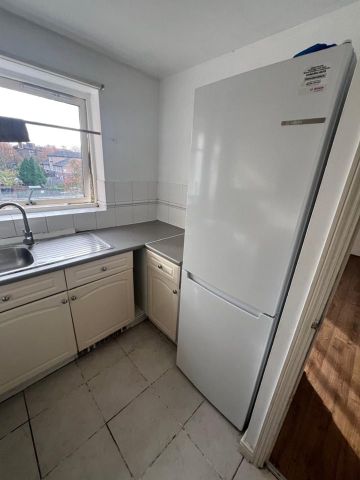 2 Bed Flat, Greenwich, SE8 - Photo 2