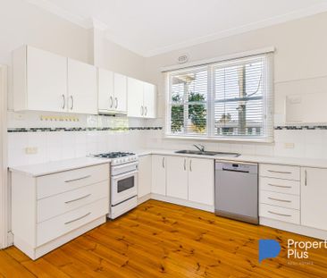 "Spacious & Freshly Updated Home in Convenient North Bendigo" - Photo 5