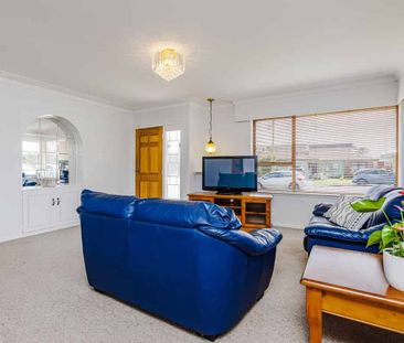 Sunny, Spacious & Convenient Modern 2 Bedroom Home - Photo 2