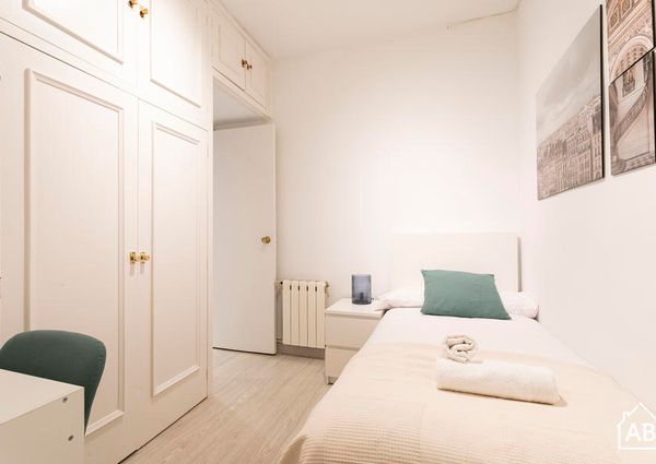 3-Bedroom Apartment with Private Terrace in Eixample