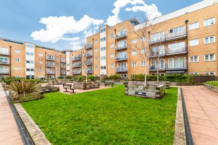 Stylish Two Bedroom Flat on Fifth Floor in Croydon - Photo 2