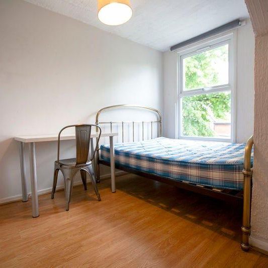 8 bedroom semi-detached house to rent - Photo 1