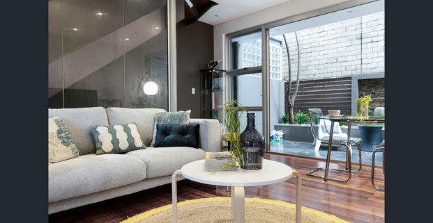 Immaculate residence over 2 levels - Photo 1