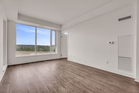 For Lease - 2 David Eyer Road Unit# 728, Richmond Hill, Ontario - Photo 2