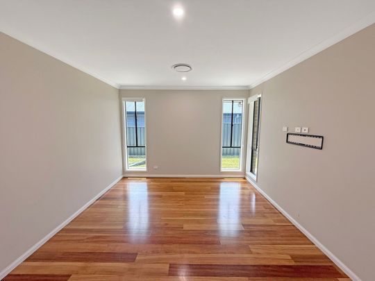 SPACIOUS 4 BEDROOM FAMILY HOME IN A SOUGHT-AFTER BILLY'S LOOKOUT ESTATE - Photo 1