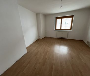 Bruck. Martin-Luther-Straße. Sehr schöne Wohnung mit Balkon für ein... - Photo 1
